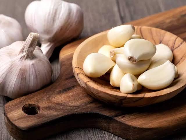 कच्चे लहसुन के सेवन से पुरुषों के लिए 5 स्वास्थ्य लाभ